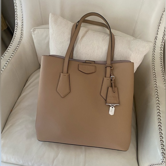 Donna Karan Handbags - DKNY LARGE SULLIVAN BAG! Gorgeous and looks brand NEW!  👜👜👜👜👜👜👜👜